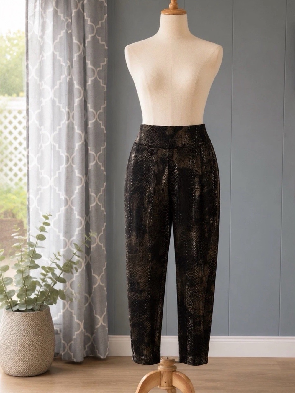 NWT Frank Lyman Design Black Snake-Print Ankle Pants